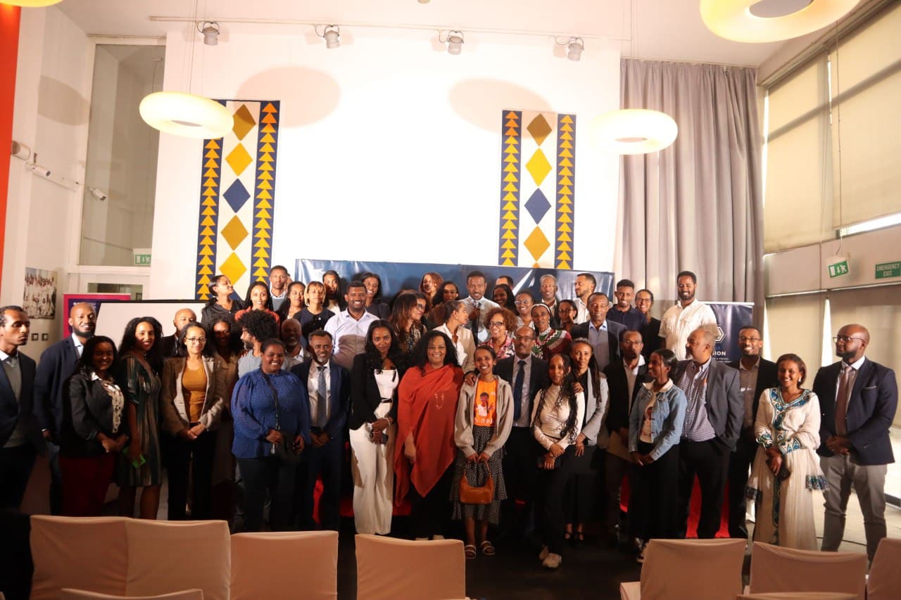 Group photo of forum participants and organizers